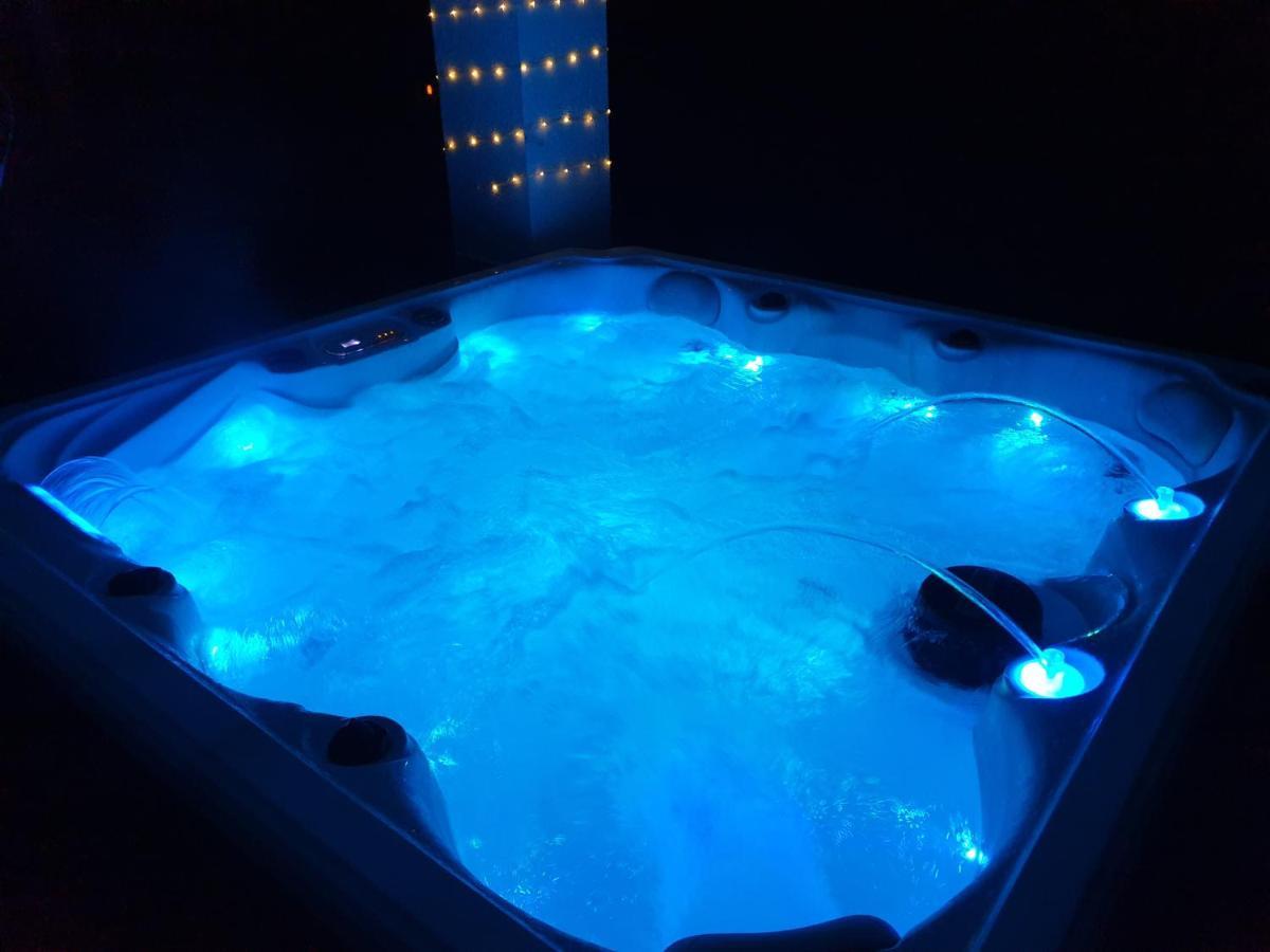 Lions Lodge: Great Location With Hot Tub 灵伍德 外观 照片